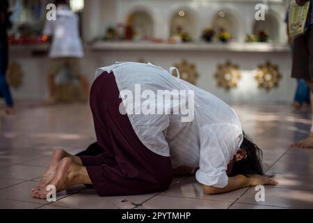 Kuala Lumpur, Malaysia. 04. Mai 2023. Ein Gläubiger betet während der Wesak Day Feiern im Maha Vihara Tempel. Wesak Day, oder auch Vesak geschrieben, wird von Buddhisten als religiöses Ereignis zur Feier der Geburt, Erleuchtung und des Todes von Siddharta Gautama Buddha beobachtet. (Foto: Vivian Lo/SOPA Images/Sipa USA) Guthaben: SIPA USA/Alamy Live News Stockfoto