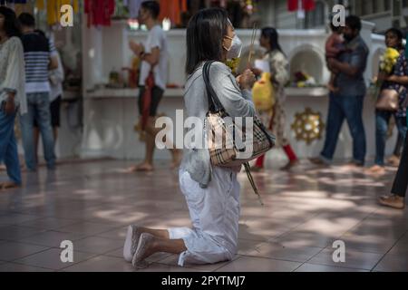 Kuala Lumpur, Malaysia. 04. Mai 2023. Ein Gläubiger betet während der Wesak Day Feiern im Maha Vihara Tempel. Wesak Day, oder auch Vesak geschrieben, wird von Buddhisten als religiöses Ereignis zur Feier der Geburt, Erleuchtung und des Todes von Siddharta Gautama Buddha beobachtet. (Foto: Vivian Lo/SOPA Images/Sipa USA) Guthaben: SIPA USA/Alamy Live News Stockfoto