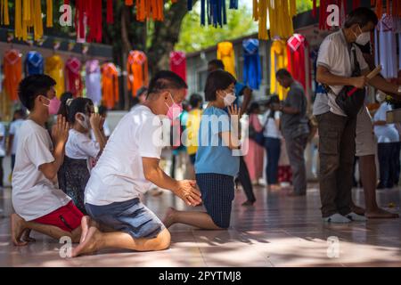 Kuala Lumpur, Malaysia. 04. Mai 2023. Anhänger beten während der Wesak Day Feiern im Maha Vihara Tempel. Wesak Day, oder auch Vesak geschrieben, wird von Buddhisten als religiöses Ereignis zur Feier der Geburt, Erleuchtung und des Todes von Siddharta Gautama Buddha beobachtet. (Foto: Vivian Lo/SOPA Images/Sipa USA) Guthaben: SIPA USA/Alamy Live News Stockfoto