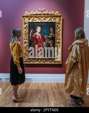 Dublin, Irland. 05. Mai 2023. Judith mit dem Leiter von Holofermes 1600, Öl auf Leinwand Dies wird die erste monographische Ausstellung sein, die der bolognesischen Künstlerin Lavinia Fontana (1552-1614) des 16. Jahrhunderts gewidmet ist, Europas erste kommerziell erfolgreiche Künstlerin seit mehr als zwei Jahrzehnten. Und die erste, die sich auf ihre Porträts konzentrierte, für die sie vom 6. Mai bis 27. August 2023 bekannt war. Paul Quezada-Neiman/Alamy Live News Credit: Paul Quezada-Neiman/Alamy Live News Stockfoto