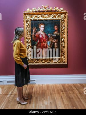 Dublin, Irland. 05. Mai 2023. Judith mit dem Leiter von Holofermes 1600, Öl auf Leinwand Dies wird die erste monographische Ausstellung sein, die der bolognesischen Künstlerin Lavinia Fontana (1552-1614) des 16. Jahrhunderts gewidmet ist, Europas erste kommerziell erfolgreiche Künstlerin seit mehr als zwei Jahrzehnten. Und die erste, die sich auf ihre Porträts konzentrierte, für die sie vom 6. Mai bis 27. August 2023 bekannt war. Paul Quezada-Neiman/Alamy Live News Credit: Paul Quezada-Neiman/Alamy Live News Stockfoto