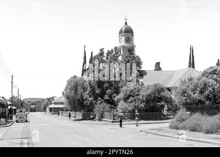 Petrusville, Südafrika - 21. Februar 2022: Eine Straßenszene mit der niederländischen Reformierten Kirche und den Menschen in Petrusville in der Provinz Nordkap. Mo Stockfoto