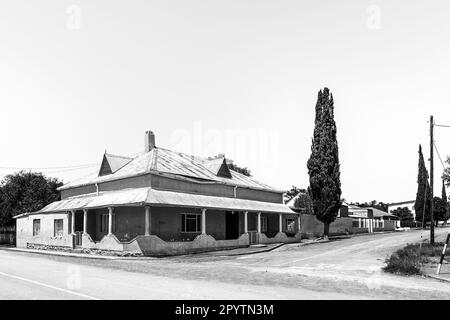 Petrusville, Südafrika - 21. Februar 2022: Eine Straßenszene mit altem Haus in Petrusville in der Provinz Nordkap. Schwarzweiß Stockfoto