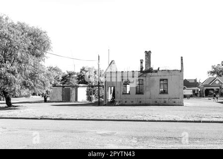 Jagersfontein, Südafrika - 21. Februar 2022: Teil der Gemeindebüros in Jagersfontein, 2010 von Demonstranten niedergebrannt. Schwarzweiß Stockfoto