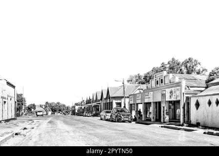 Jagersfontein, Südafrika - 21. Februar 2022: Eine Straßenszene mit historischen Gebäuden, Menschen und Fahrzeugen in Jagersfontein in der Freistaat-Provinz. Stockfoto