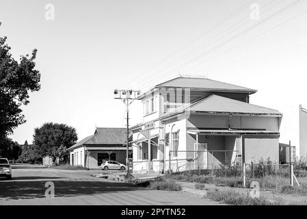 Jagersfontein, Südafrika - 21. Februar 2022: Eine Straßenszene mit dem historischen Postgebäude in Jagersfontein in der Freistaat-Provinz. Monoc Stockfoto