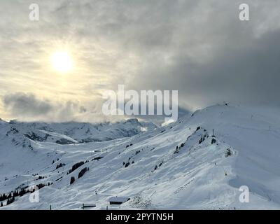 AUS DER SERIE ADELBODEN in winterlicher Landschaft rund um Sillerenbühl in Adelboden, Berner Oberland, Kanton Bern, Schweiz. Die malerische Stadt Adelboden ist eine Schweizer Idylle in den Berner Alpen, beeindruckende Gipfel, einzigartige Winterlandschaft, beliebtes Skigebiet, Alpenweiden, Rauschende Wasserfälle, gemütliche Holzhäuser. Aufgrund des Klimawandels und immer weniger Schnee, orientiert sich das klassische Wintersportresort neu, und die Sommersaison gewinnt an Bedeutung. Stockfoto