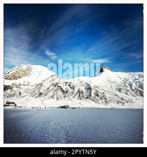 AUS DER SERIE ADELBODEN Mountains in winterlicher Landschaft in Engstligenalp in Adelboden, Berner Oberland, Kanton Bern, Schweiz. Die malerische Stadt Adelboden ist eine Schweizer Idylle in den Berner Alpen, beeindruckende Gipfel, einzigartige Winterlandschaft, beliebtes Skigebiet, Alpenweiden, Rauschende Wasserfälle, gemütliche Holzhäuser. Aufgrund des Klimawandels und immer weniger Schnee, orientiert sich das klassische Wintersportresort neu, und die Sommersaison gewinnt an Bedeutung. Foto mit iPhone, Hipstamatic App. Stockfoto