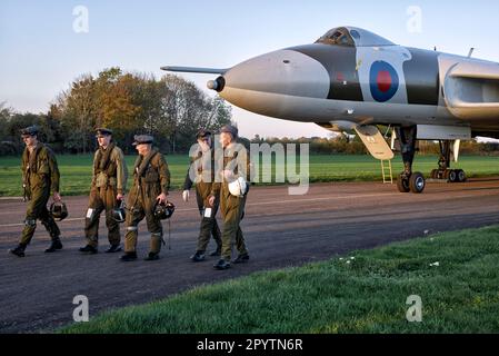 Jagdpiloten und Flugbesatzung des Vulcan Bomber XM655 Flugzeugs in Wellesbourne Airfield Nr, Stratford upon Avon, England Großbritannien Stockfoto