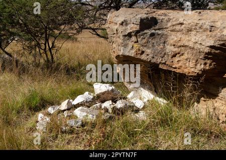 Kleine, geklatschte Cairn in einem Gulley, Isandlwana, Kwa Zulu Natal, Südafrika Stockfoto