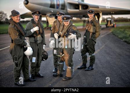 Jagdpiloten und Flugbesatzung des Vulcan Bomber XM655 Flugzeugs in Wellesbourne Airfield Nr, Stratford upon Avon, England Großbritannien Stockfoto