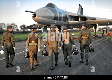 Jagdpiloten und Flugbesatzung des Vulcan Bomber XM655 Flugzeugs in Wellesbourne Airfield Nr, Stratford upon Avon, England Großbritannien Stockfoto