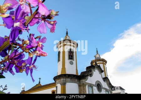 Oliveira, Minas Gerais, Brasilien - 24. Februar 2023: Detail des Kirchturms, unsere Herrin von Oliveira, in der Stadt Oliveira, Minas Gerais Stockfoto