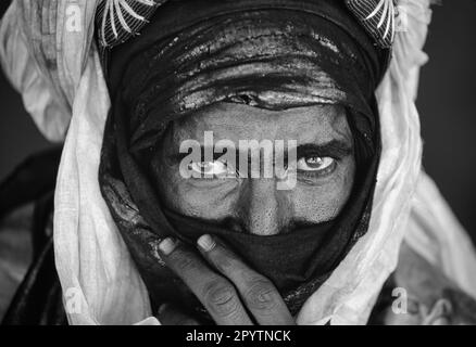 Mali. Menaka, bei Gao. Sahara-Wüste. Sahel. Mann des Tuareg-Stammes. Porträt. Schwarzweiß. Stockfoto