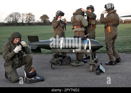Jagdpiloten und Flugbesatzung des Vulcan Bomber XM655 Flugzeugs in Wellesbourne Airfield Nr, Stratford upon Avon, England Großbritannien Stockfoto