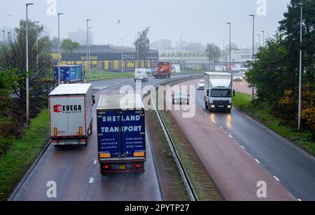 Dundee, Tayside, Schottland, Großbritannien. 5. Mai 2023. UK Weather: Nordost Schottland sah einen kalten und trüben Morgen mit sporadischen leichten Regenschauern und Temperaturen von bis zu 8 °C. Fahrer, die Lastkraftwagen und Kraftfahrzeuge auf dem Dundee Kingsway West mit zwei Fahrbahnen fahren, treffen auf gefährliche und nasse Bedingungen. Kredit: Dundee Photographics/Alamy Live News Stockfoto