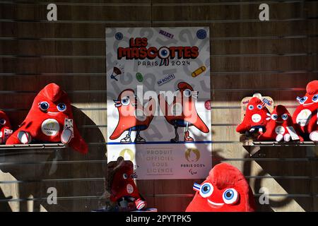 1. Mai 2023, Marseille, Frankreich: Phryges-Maskottchen sind im Fenster eines Spielzeugladens in Marseille zu sehen. Die offiziellen Maskottchen der Olympischen und Paralympischen Spiele 2024 in Paris heißen die Phryges. (Credit Image: © Gerard Bottino/SOPA Images via ZUMA Press Wire) NUR REDAKTIONELLE VERWENDUNG! Nicht für den kommerziellen GEBRAUCH! Stockfoto