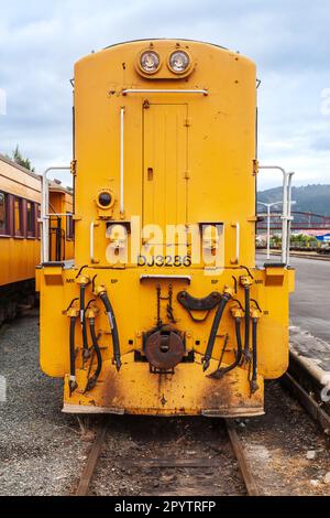 Dunedin, Neuseeland - 3. Januar 2010: Gelbe Vorderseite der Taieri Gorge-Lokomotive der DJ-Klasse mit Diesel- und Elektroantrieb, gebaut von Mitsubishi im Dienst für Dunedin Stockfoto