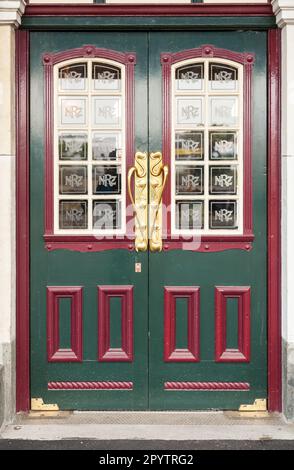 Dunedin, Neuseeland - 3. Januar 2010: Kunstvoll verzierte Holztür des historischen Bahnhofs Stockfoto