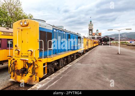 Dunedin, Neuseeland - 3. Januar 2010: Zug zur Taieri-Schlucht am Bahnsteig des historischen Bahnhofs Dunedin Stockfoto