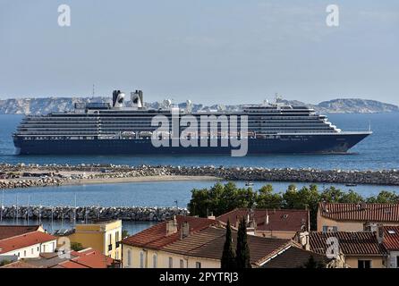 30. April 2023, Marseille, Frankreich: Das Kreuzfahrtschiff Oosterdam der Schifffahrtsgesellschaft Holland America Line verlässt den französischen Mittelmeerhafen von Marseille. (Credit Image: © Gerard Bottino/SOPA Images via ZUMA Press Wire) NUR REDAKTIONELLE VERWENDUNG! Nicht für den kommerziellen GEBRAUCH! Stockfoto