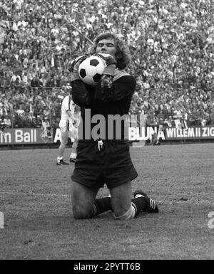 ARCHIVFOTO: Norbert NIGBUHR wird am 8. Mai 2023 75 Jahre alt, Norbert NIGBUR, Fußball, Torwart FC Schalke 04, knien auf dem Platz, drückt den Ball auf seine Brust, HF, Schwarzweiß Stockfoto