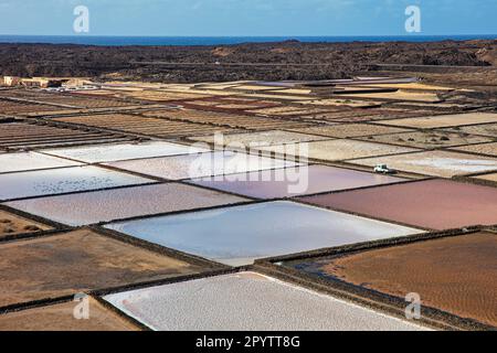 Spanien, Kanarische Inseln, Lanzarote, Las Hoyas. Salinas de Janubio, Salinen, Salinen oder Salzverdampfbecken. Luftaufnahme. Stockfoto