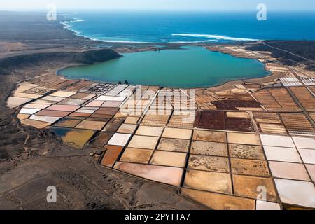 Spanien, Kanarische Inseln, Lanzarote, Las Hoyas. Salinas de Janubio, Salinen, Salinen oder Salzverdampfbecken. Luftaufnahme. Stockfoto
