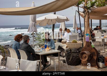 Spanien, Kanarische Inseln, Lanzarote, El Golfo. Restaurant am Strand. Spanien, Kanarische Inseln, Lanzarote Island, El Golfo. Am Wasser, am Meer, am Strand Stockfoto
