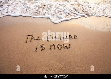 Die Zukunft ist jetzt, innovative Technologiekonzepte auf Sand geschrieben Stockfoto