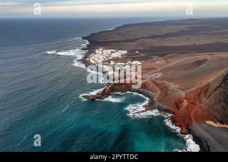 Spanien, Kanarische Inseln, Lanzarote, El Golfo. Grüne Lagune, See, Lago Verde. Strand. Luftaufnahme. Stockfoto