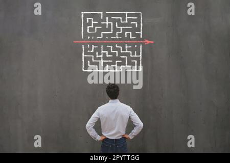 Einfaches, einfaches und schnelles Lösungskonzept, Problemlösung, Geschäftsmann, der über den Ausstieg aus dem Labyrinth nachdenkt Stockfoto