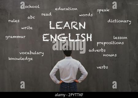 Lernen sie englisches Konzept, ein Geschäftsmann, der sich die Wortwolke auf der Tafel ansieht Stockfoto