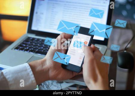 E-Mail-Marketingkonzept, Person, die E-Mails auf dem Smartphone liest, neue Nachricht erhalten Stockfoto