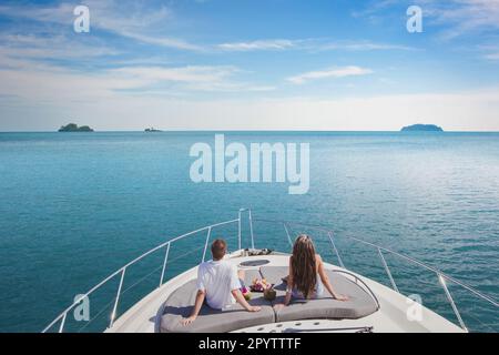 Luxuskreuzfahrt auf der Yacht, romantischer Flitterwochenurlaub für zwei am Meeresstrand Stockfoto