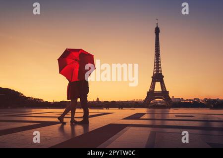 Paare reisen nach Paris, die Silhouette von Liebhabern, die sich in der Nähe des Eiffelturms küssen, romantisches Ausflugsziel für den Valentinstag Stockfoto