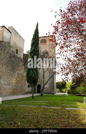 Wunderschöne antike Stadtmauern von Evora, umgeben von wunderschönen Gärten in Portugal Stockfoto