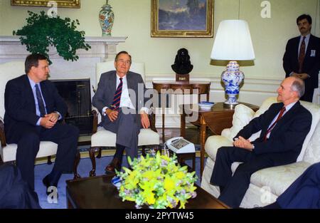 USA, Washington, 02.07.1992. Archiv: 34-67 Eröffnungsbesuch von Verteidigungsminister Ruehe Foto: Volker Ruehe und USA Präsident George Bush und Sicherheitsberater General Brent Scowcroft (r) [automatisierte Übersetzung] Stockfoto