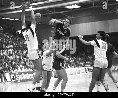 DHB Cup Finale: VFL Gummersbach - TV Großwallstadt 25,5.1989. Rüdiger Neitzel (GM) wirft aus der zweiten Reihe. [Maschinelle Übersetzung] Stockfoto