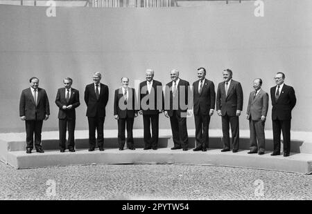 Deutschland, München, 05.07.1992 Archiv.: 35-23-06 Weltwirtschaftsgipfel Foto: f.l.r.: Chief Reformers Yegor Gardar (Russland), Giuliano Amat (Italien), John Major (England), Francois Mitterrand (Frankreich), Boris Jelzin (Russland), Helmut Kohl (Deutschland), George Bush (USA), Brian Mulroney (Kanada), Kiichi Miyazawa (Japan) und EG-Präsident Jaques Delors [automatisierte Übersetzung] Stockfoto