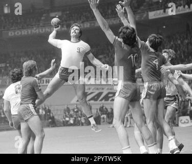 Hallenhandball Europapokal VFL Gummersbach - Breslau Breslau 24.01.1976 Hansi Schmidt Überwürfe [maschinelle Übersetzung] Stockfoto