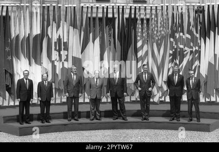 Deutschland, München, 05.07.1992 Archiv: 35-13-11 Weltwirtschaftsgipfel Foto: f.l.u.r.r.: Kommissionspräsident Jaques Delors, Kiichi Miyazawa (Japan), Brian Mulroney (Kanada), Francois Mitterrand (Frankreich), Helmut Kohl (Deutschland), George Bush (USA), John Major (England) und Giuliano Amat (Italien) [automatisierte Übersetzung] Stockfoto