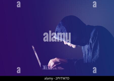 Hacker mit Computer, Cyber-Angriffskonzept Stockfoto