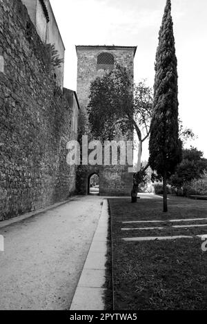 Wunderschöne antike Stadtmauern von Evora, umgeben von wunderschönen Gärten in Portugal Stockfoto