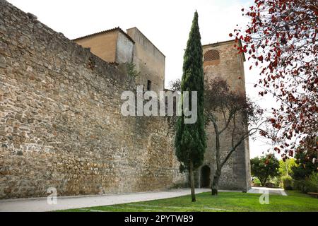 Wunderschöne antike Stadtmauern von Evora, umgeben von wunderschönen Gärten in Portugal Stockfoto