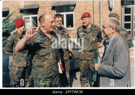 Landtag-Sondersitzung über die oder-Flut am 23.08.1997. Innenminister Alwin Ziel(r.) Begrüßt Generalmajor Hans-Peter von Kirchbach (Front L.) und Vertreter der beteiligten Pionierbrigaden vor Beginn der Sitzung. Staatsparlament . Landesregierung. Deutsche Streitkräfte. Oder Überschwemmung. Überschwemmung. Foto: MAZ/Bernd Gartenschläger, 13.08.1997 [automatisierte Übersetzung] Stockfoto