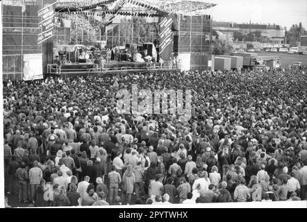 „Über mehrere Tage fand auf der Trapprennbahn Berlin Weißensee der „Rock and Song Summer of the FDJ 89“ statt. Band. Musik. Ereignis. Kultur. Extern. Beziehungen. DDR. Historisch. Foto: MAZ/Michael Hübner, 18.07.1989 [automatisierte Übersetzung]“ Stockfoto