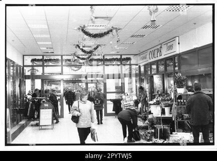 Service- und Einkaufszentrum Waldstadt-Center in Potsdam Waldstadt I. Verkaufsstelle. Waldstadtcenter... Einzelhandel. Einzelhandel. Foto: MAZ/Bernd Gartenschläger, 01.12.1997 [automatisierte Übersetzung] Stockfoto