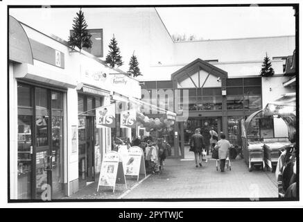 Service- und Einkaufszentrum Waldstadt-Center in Potsdam Waldstadt I. Verkaufsstelle. Waldstadt-Zentrum. Handel. Einzelhandel. Foto: MAZ/Bernd Gartenschläger, 01.12.1997 [automatisierte Übersetzung] Stockfoto