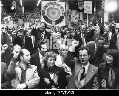 "Eröffnung der "Woche der Jugend und der Sportler" in der Kultur- und Sporthalle der Stadt Brandenburg. Zentrale Eröffnungsveranstaltung der DDR mit etwa 2000 Teilnehmern. Eröffnet von Paul Verner, Mitglied des Politbüros und Sekretär des Zentralkomitees der SED, Egon Krenz, 1. Sekretär der FDJ. Günther Jahn, 1. Sekretär der Potsdamer Bezirksleitung der SED. Zeremonielle Veranstaltung. Ereignis. DDR. Historisch. Foto: MAZ/Bruno Wernitz,29.05.1976 [maschinelle Übersetzung]“ Stockfoto